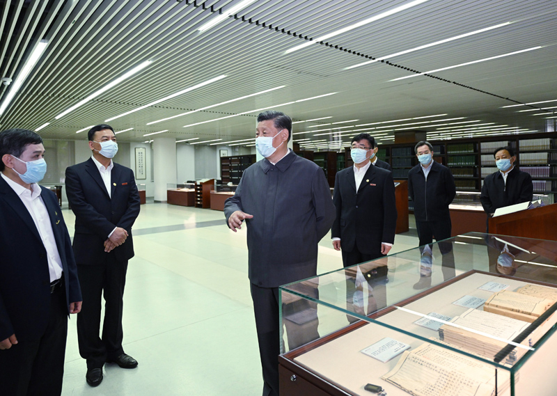2022年4月25日，習(xí)近平來(lái)到中國(guó)人民大學(xué)考察調(diào)研。這是他在圖書(shū)館考察。