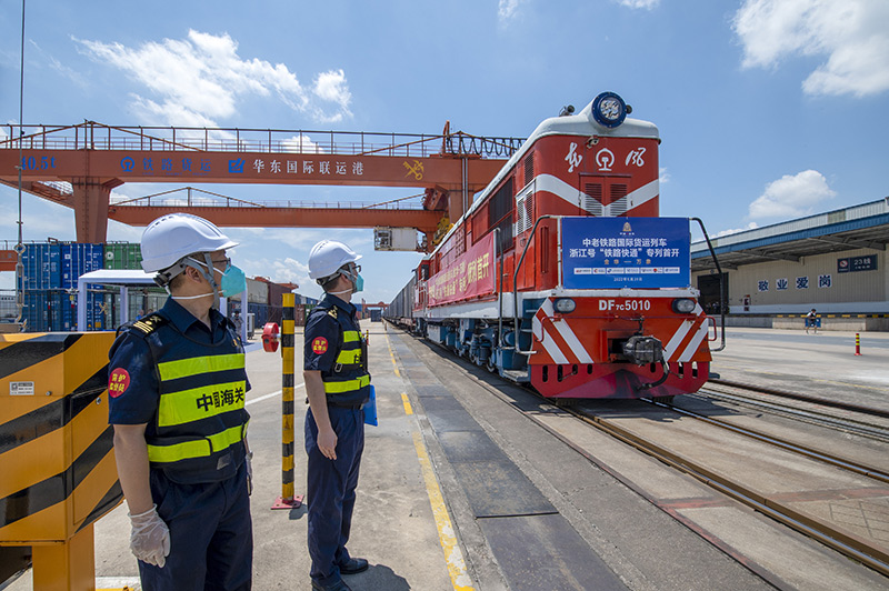 2022年6月29日，浙江金華，中老鐵路國(guó)際貨運(yùn)列車(chē)浙江號(hào)“鐵路快通”首趟專列經(jīng)海關(guān)監(jiān)管后，從浙江省鐵路金華南站鳴笛啟程，經(jīng)磨憨口岸駛向老撾萬(wàn)象。