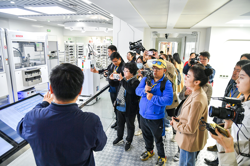 2023年10月16日，第三屆“一帶一路”國際合作高峰論壇新聞中心組織中外記者采訪。記者在中德大廈內的博世未來工廠展區(qū)參觀，了解其高質量創(chuàng)新發(fā)展成果。