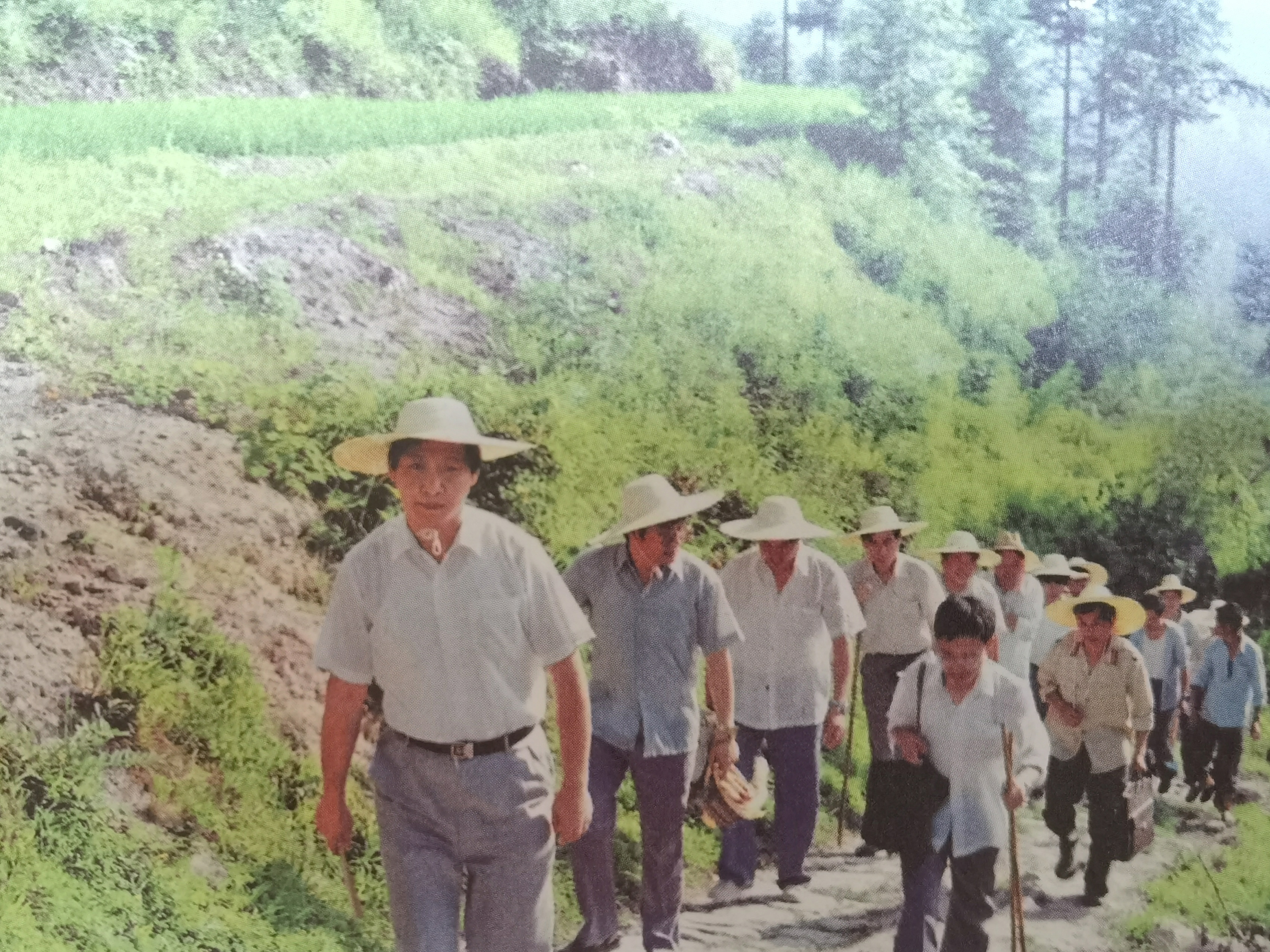 1989年7月，習(xí)近平冒著酷暑，帶頭步行到下黨鄉(xiāng)調(diào)研。