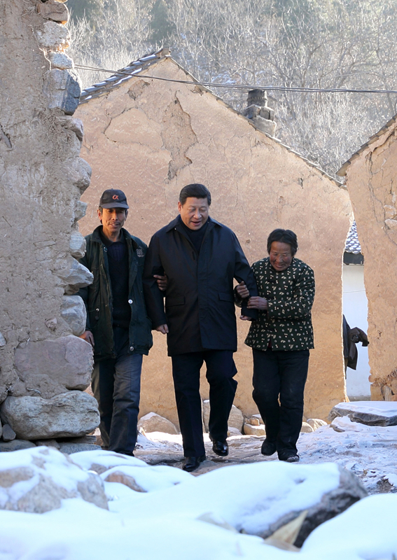 2012年12月30日，習(xí)近平總書記來到地處深山的河北阜平駱駝灣村，走進(jìn)困難群眾唐宗秀家慰問看望。