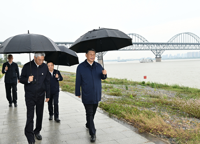 2023年10月10日，習(xí)近平在長(zhǎng)江國(guó)家文化公園九江城區(qū)段考察時(shí)，冒雨沿江堤步行察看沿岸風(fēng)貌。