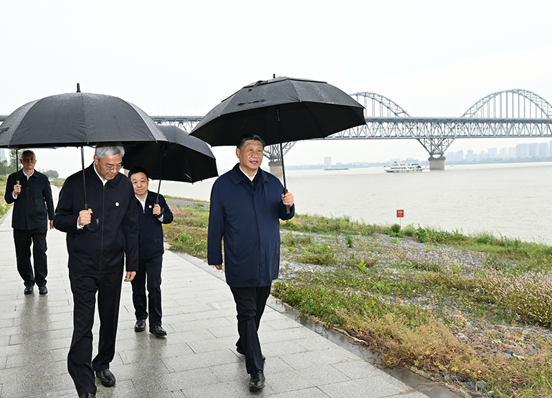 2023年10月10日，習(xí)近平總書記在江西省九江市長江國家文化公園九江城區(qū)段考察時(shí)，冒雨沿江堤步行察看沿岸風(fēng)貌。