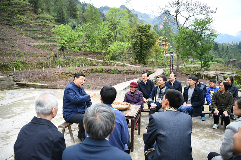 2019年4月15日，習近平總書記在重慶石柱土家族自治縣中益鄉(xiāng)華溪村同村民代表、基層干部、扶貧干部、鄉(xiāng)村醫(yī)生等圍坐在一起，共話脫貧攻堅。
