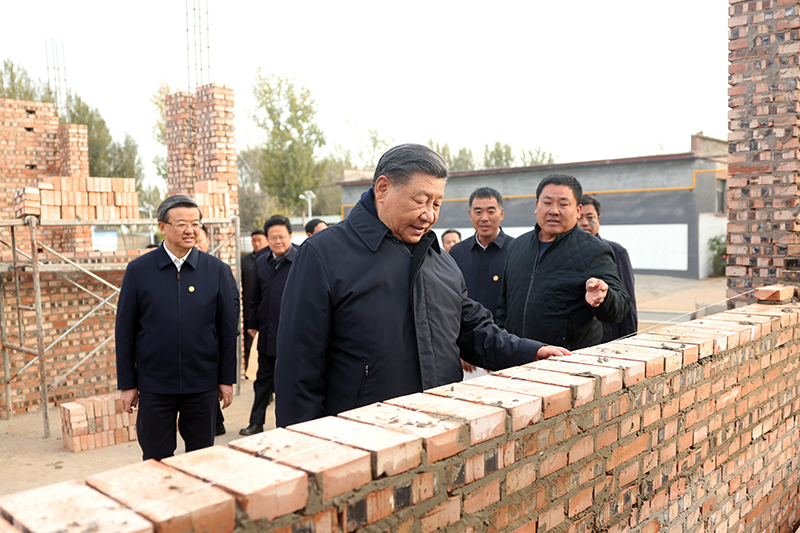 2023年11月10日，習近平總書記在河北保定涿州市刁窩鎮(zhèn)萬全莊村房屋重建施工現(xiàn)場考察。
