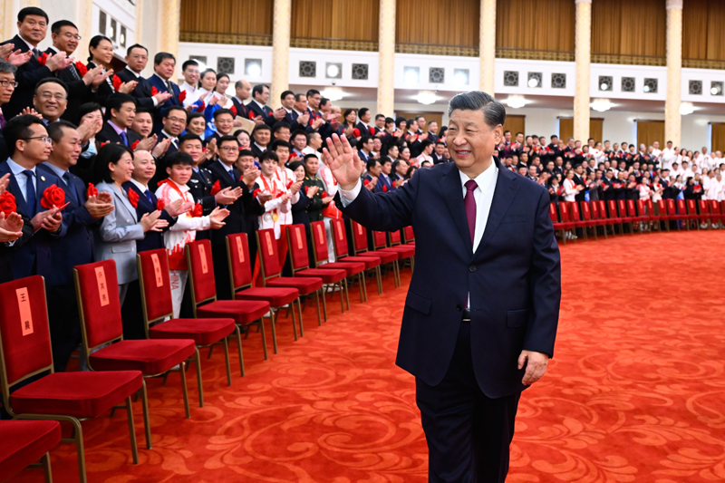 2022年4月8日，北京冬奧會(huì)、冬殘奧會(huì)總結(jié)表彰大會(huì)在北京人民大會(huì)堂隆重舉行。會(huì)前，習(xí)近平等會(huì)見北京冬奧會(huì)、冬殘奧會(huì)突出貢獻(xiàn)集體代表、突出貢獻(xiàn)個(gè)人和中國體育代表團(tuán)成員。