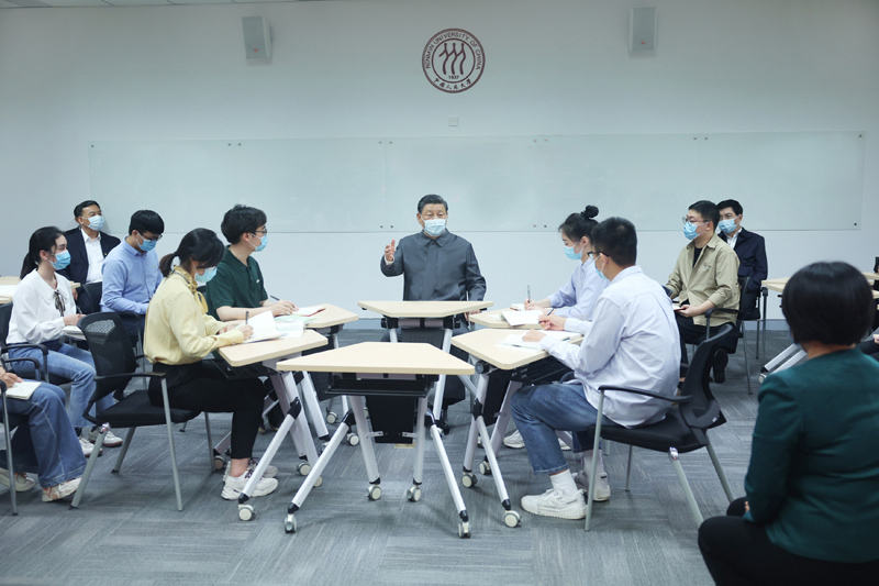 2022年4月25日，習(xí)近平總書(shū)記來(lái)到中國(guó)人民大學(xué)考察調(diào)研。這是總書(shū)記在立德樓觀摩思政課智慧教室現(xiàn)場(chǎng)教學(xué)并參與討論。