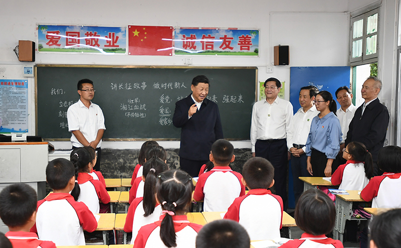 2020年9月16日，習(xí)近平總書(shū)記在湖南省郴州市汝城縣文明瑤族鄉(xiāng)第一片小學(xué)，同正在上思政課的同學(xué)們親切交流。