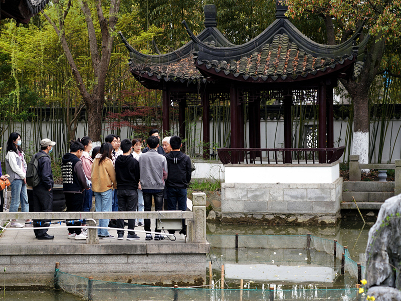 2021年3月30日，在上海交通大學(xué)南蘇園的“微型洱?！迸裕缀Ｄ辖淌跒閷W(xué)生們打造“沉浸式”思政課。