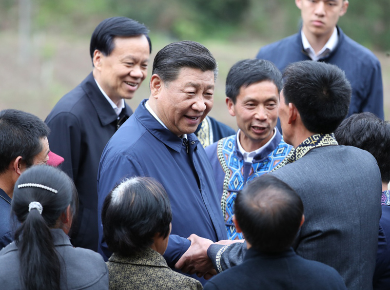2019年4月15日至17日，中共中央總書記、國家主席、中央軍委主席習(xí)近平在重慶考察，并主持召開解決“兩不愁三保障”突出問題座談會。這是4月15日下午，習(xí)近平在石柱土家族自治縣中益鄉(xiāng)華溪村同村民親切交流。新華社記者 丁海濤 攝