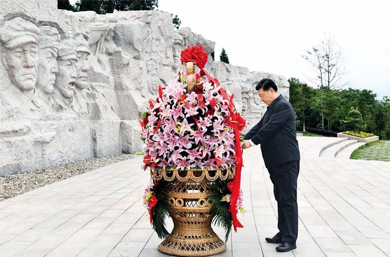 2021年4月25日至27日，中共中央總書記、國家主席、中央軍委主席習近平在廣西考察。這是25日上午，習近平在位于桂林市全州縣的紅軍長征湘江戰(zhàn)役紀念園，向湘江戰(zhàn)役紅軍烈士敬獻花籃。 新華社記者 謝環(huán)馳/攝