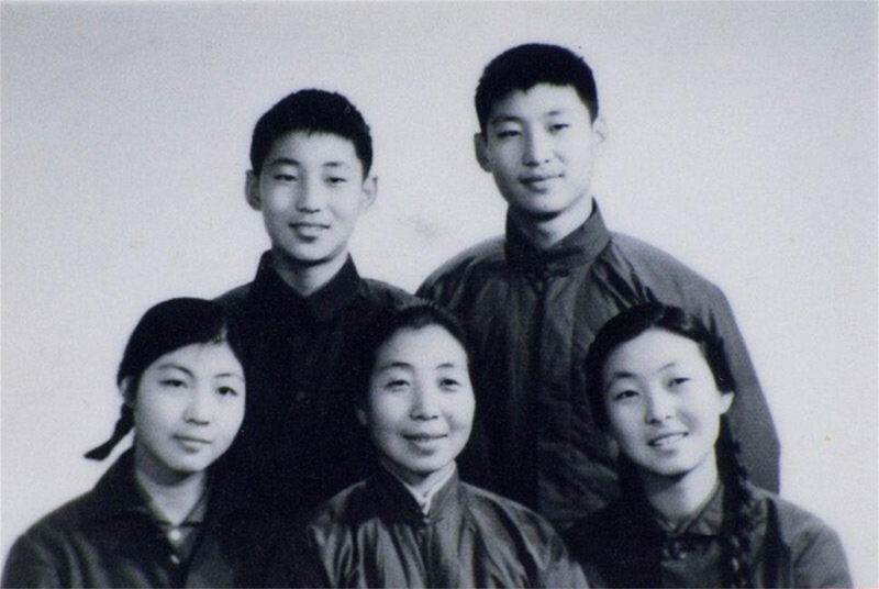 1972年冬，齊心和子女們。前排右起:齊橋橋、齊心、習安安。后排右起:習近平、習遠平。