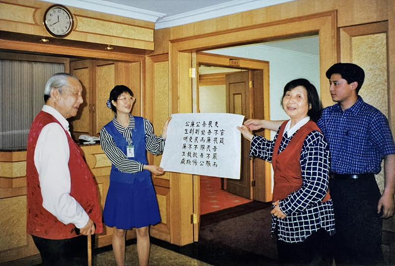 1999年3月，習仲勛欣賞齊心的書法作品《官箴》。