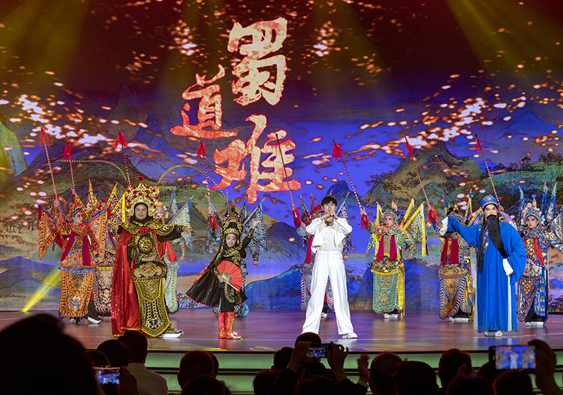 2023年10月13日，成都，“把青春華章寫在祖國(guó)大地上”大思政課網(wǎng)絡(luò)主題宣傳和互動(dòng)引導(dǎo)活動(dòng)在四川大學(xué)舉行。