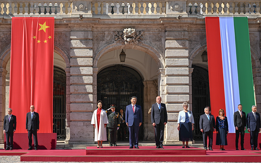 當(dāng)?shù)貢r(shí)間5月9日上午，國(guó)家主席習(xí)近平在布達(dá)佩斯出席匈牙利總統(tǒng)舒尤克和總理歐爾班共同舉行的隆重歡迎儀式。新華社記者 謝環(huán)馳 攝