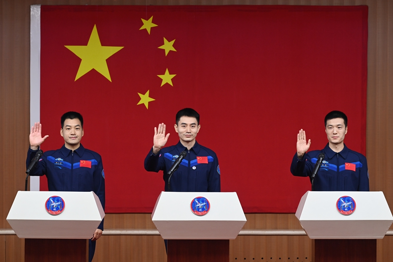 2024年月24日，神舟十八號(hào)載人飛行任務(wù)航天員葉光富（中）、李聰（右）、李廣蘇在酒泉衛(wèi)星發(fā)射中心問(wèn)天閣與媒體記者集體見(jiàn)面。