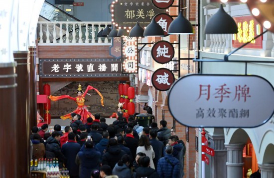 顧客在天津老字號集合店內(nèi)觀看演出。新華社記者 趙子碩 攝