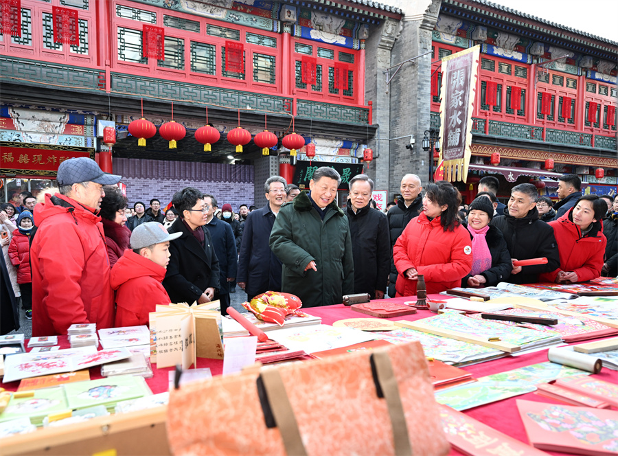 2024年2月1日下午，習(xí)近平在天津古文化街考察時(shí)，同店鋪員工和現(xiàn)場群眾互動交流。新華社記者 謝環(huán)馳 攝