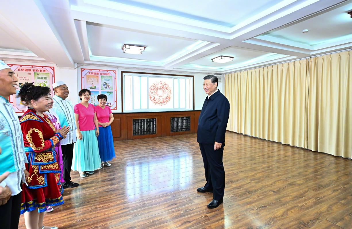 6月19日下午，習(xí)近平總書記在銀川市金鳳區(qū)長城花園社區(qū)活動室考察時，同社區(qū)居民親切交流。