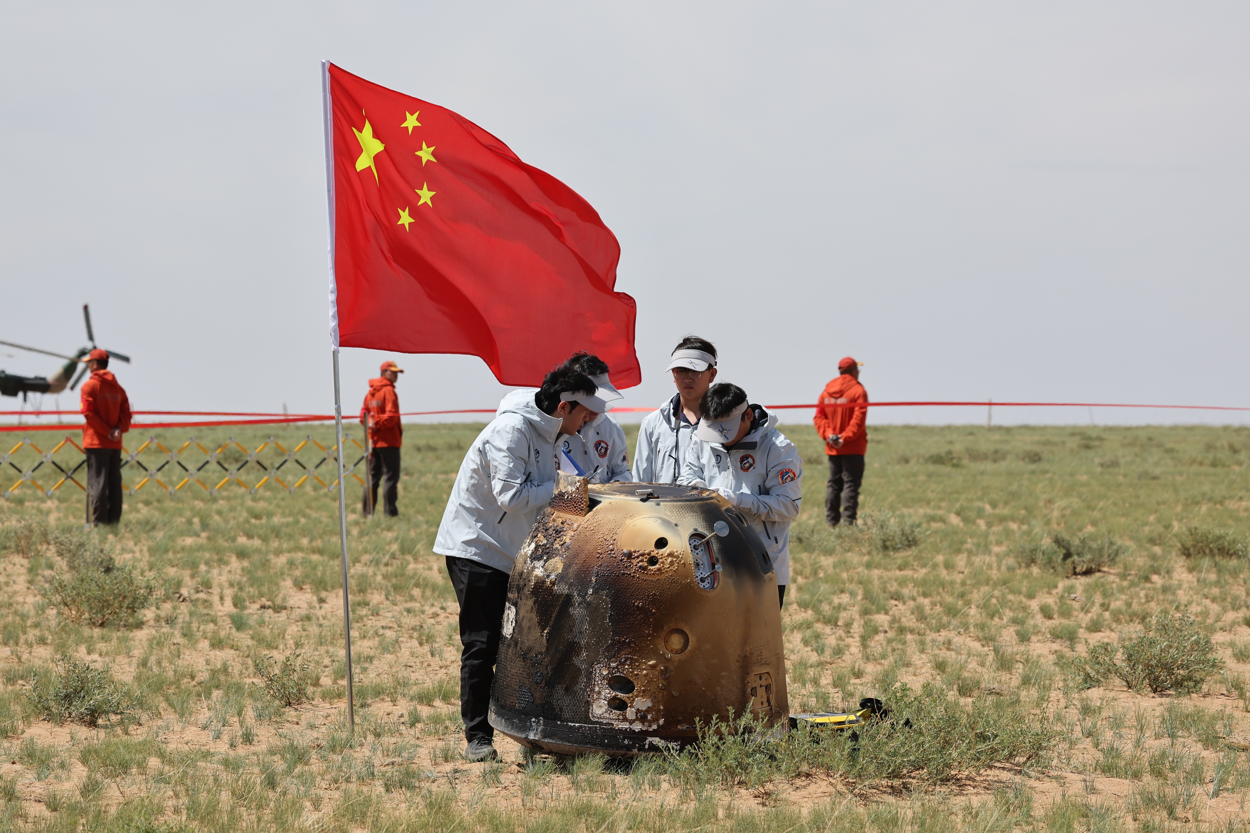 6月25日拍攝的嫦娥六號返回器回收現(xiàn)場。