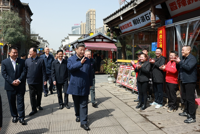 2024年3月19日上午，習(xí)近平在常德河街考察時(shí)，同店主和游客親切交流。新華社記者 王曄 攝