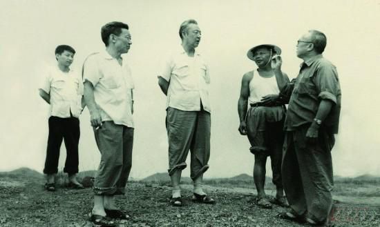 1978年8月，習(xí)仲勛（左三）在廣東惠陽農(nóng)村調(diào)研。在清華大學(xué)讀書的習(xí)近平（左一）利用暑假時(shí)間參加社會(huì)實(shí)踐，隨同父親一起下鄉(xiāng)。