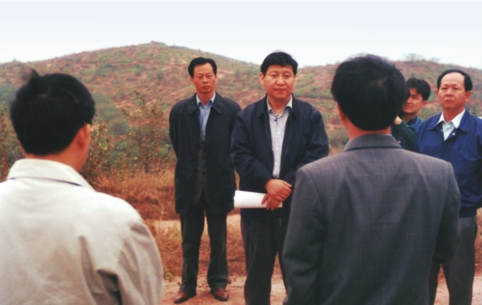 1999年11月，習(xí)近平在龍巖市長汀縣河田水土流失治理區(qū)調(diào)研。圖源：《習(xí)近平在福建（下）》