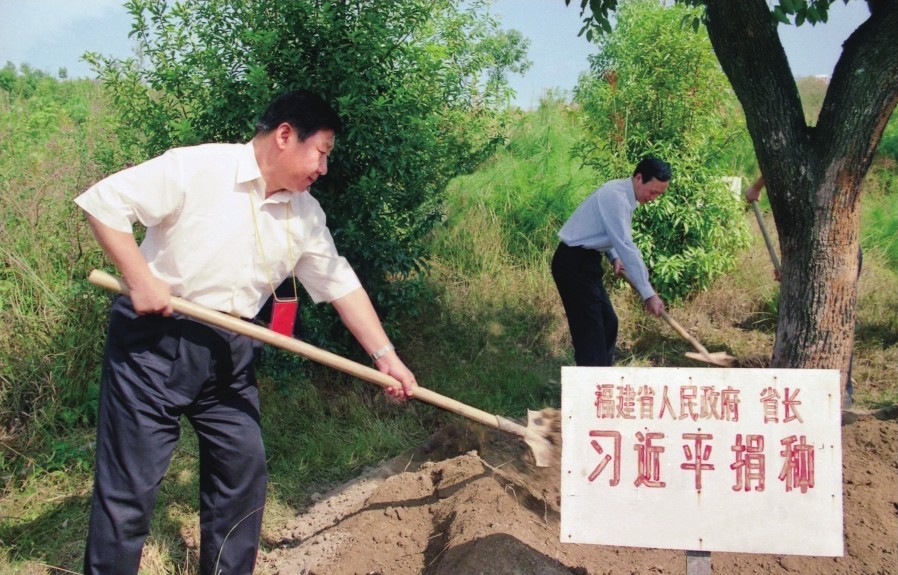 2001年10月，習(xí)近平在龍巖市長汀縣調(diào)研水土流失治理工作，在河田世紀(jì)生態(tài)園為樹培土。圖源：《習(xí)近平在福建（下）》