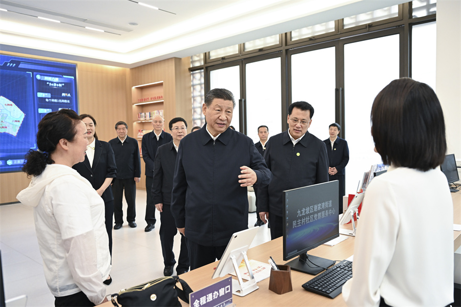 2024年4月22日至24日，中共中央總書記、國家主席、中央軍委主席習近平在重慶考察。這是22日下午，習近平在九龍坡區(qū)謝家灣街道民主村社區(qū)考察。新華社記者 謝環(huán)馳 攝