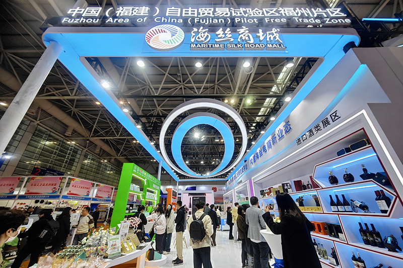 2024年3月18日，第四屆中國跨境電商交易會在福建福州開幕。展會聚焦“鏈接跨境全流域 共建電商新生態(tài)”，集聚全國80余個外貿(mào)產(chǎn)業(yè)帶的上千家供應(yīng)鏈企業(yè)。