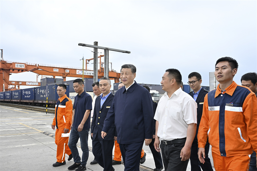2024年4月22日至24日，中共中央總書記、國家主席、中央軍委主席習近平在重慶考察。這是22日下午，習近平在重慶國際物流樞紐園區(qū)重慶鐵路集裝箱中心站，同貨車司機、列車司機、裝卸工人、場站管理人員等親切交流。新華社記者 岳月偉 攝
