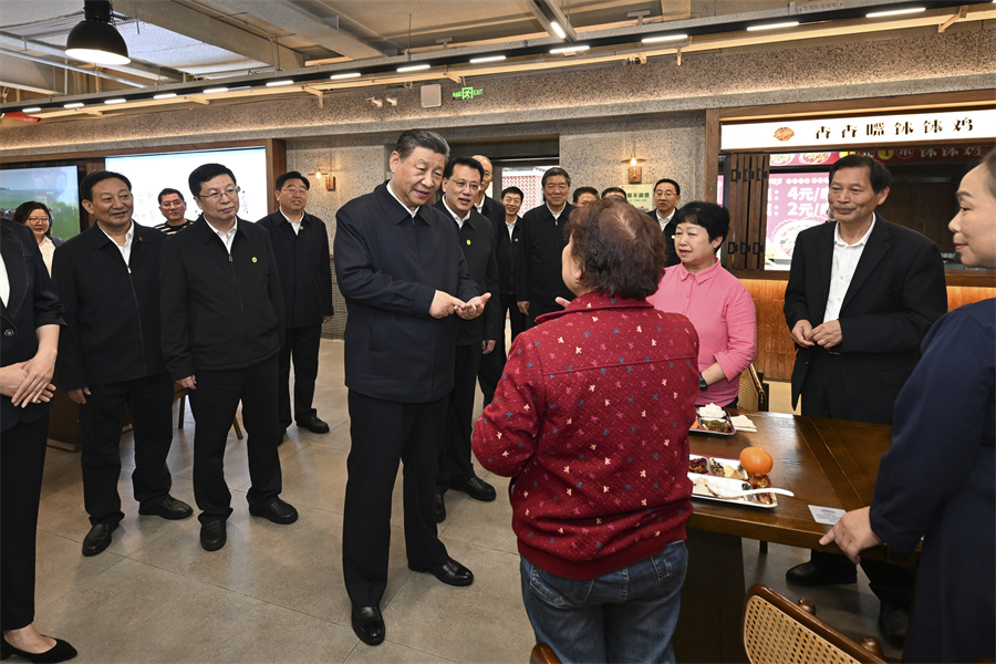 2024年4月22日下午，習近平在九龍坡區(qū)謝家灣街道民主村社區(qū)考察時，同正在社區(qū)食堂就餐的群眾親切交流。新華社記者 謝環(huán)馳 攝