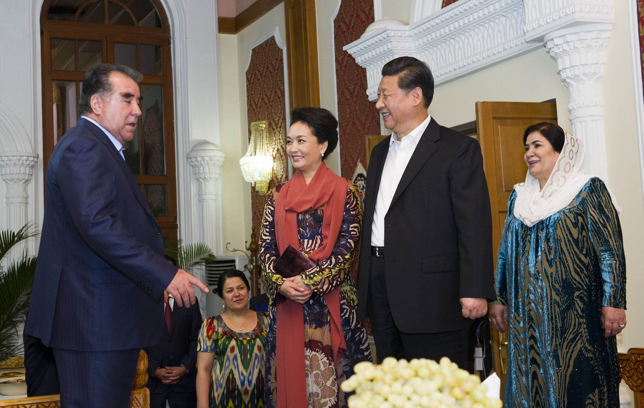 2014年9月12日，習近平主席在杜尚別出席塔吉克斯坦總統(tǒng)拉赫蒙舉行的家宴。這是習近平主席和夫人彭麗媛在拉赫蒙夫婦陪同下參觀總統(tǒng)官邸。