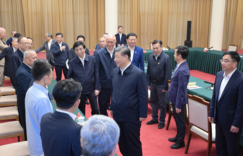 2024年5月23日，習(xí)近平總書記在山東省濟(jì)南市主持召開企業(yè)和專家座談會(huì)并發(fā)表重要講話。這是總書記同參會(huì)的企業(yè)和專家代表親切交流。