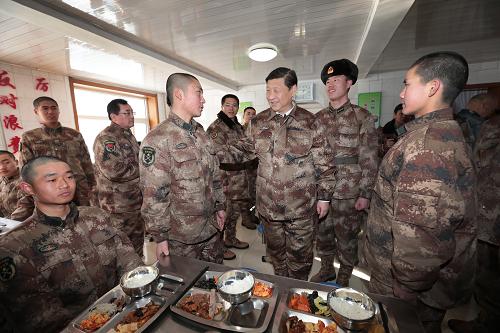 2014年1月26日中午，習(xí)近平來到連隊食堂，同戰(zhàn)士們一起用餐。新華社記者 李剛 攝