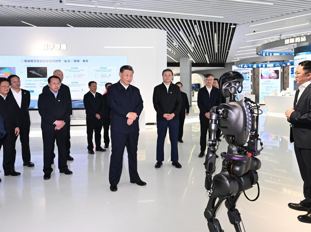2023年11月28日下午，習(xí)近平在浦東新區(qū)張江科學(xué)城參觀上?？萍紕?chuàng)新成果展。新華社記者 謝環(huán)馳 攝