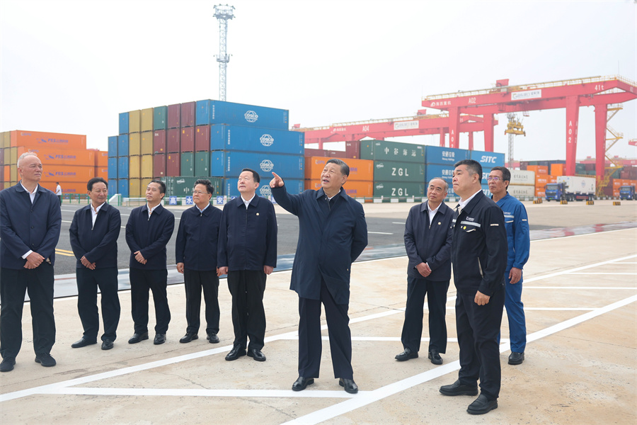 2024年5月22日至24日，中共中央總書記、國家主席、中央軍委主席習近平在山東考察。這是22日下午，習近平在日照港察看全自動化集裝箱碼頭作業(yè)場景。新華社記者 鞠鵬 攝