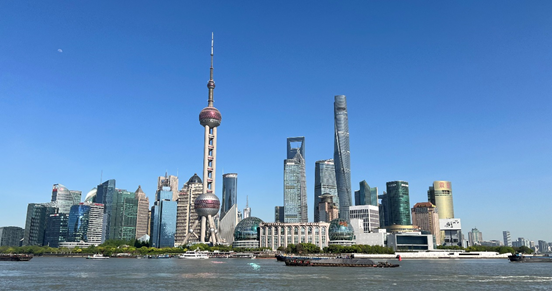 沿蘇州河遠(yuǎn)眺陸家嘴城市建筑群。人民網(wǎng) 馬作鵬 攝