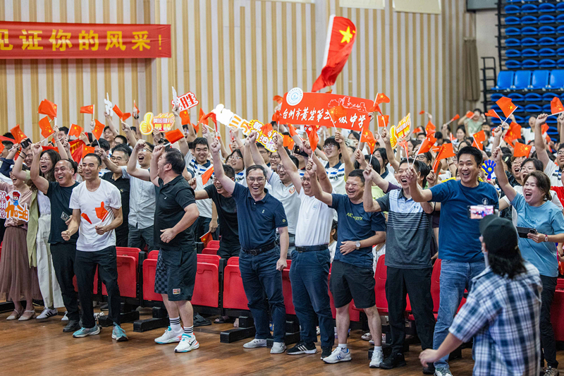 北京時間7月27日，2024年巴黎奧運會首個比賽日，在射擊10米氣步槍混合團體比賽中，中國選手黃雨婷/盛李豪獲得金牌。圖為黃雨婷的母校師生們通過收看奧運直播的方式為她加油助威。