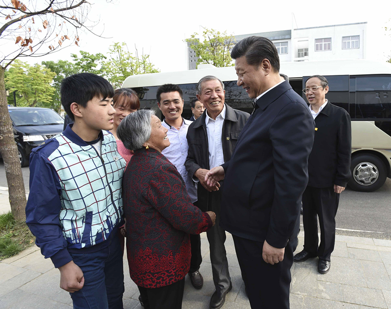 2016年4月25日，習(xí)近平在安徽省滁州市鳳陽縣小崗村看望當(dāng)年大包干帶頭人嚴(yán)金昌（右三）一家。